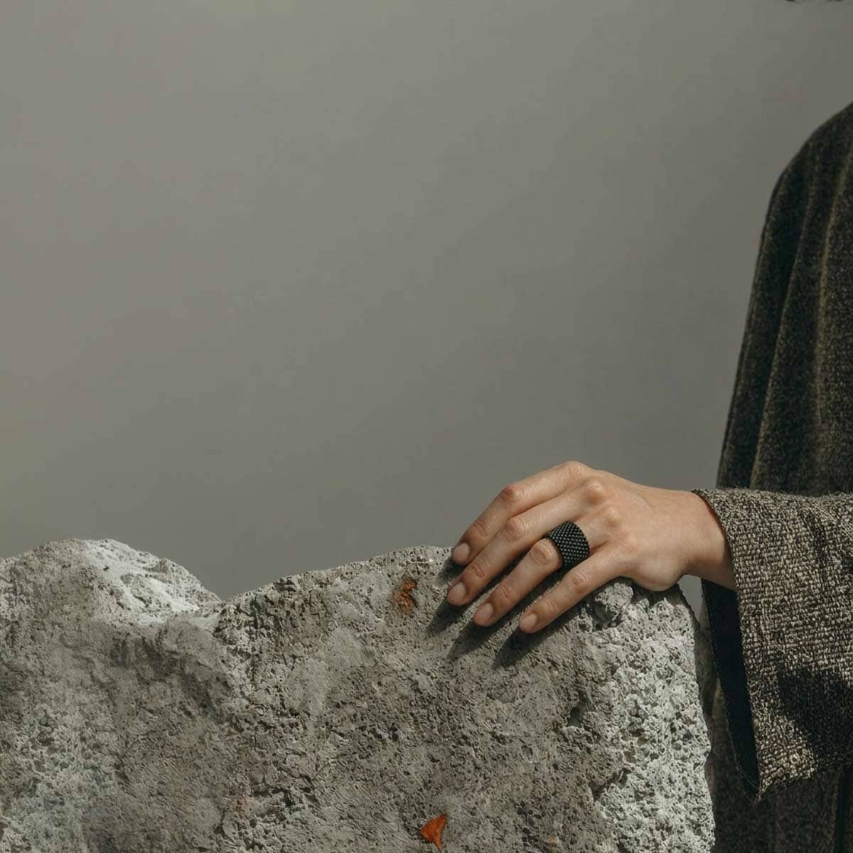 black beads ring / טבעת חרוזים סרוגה שחורה - studio oh design
