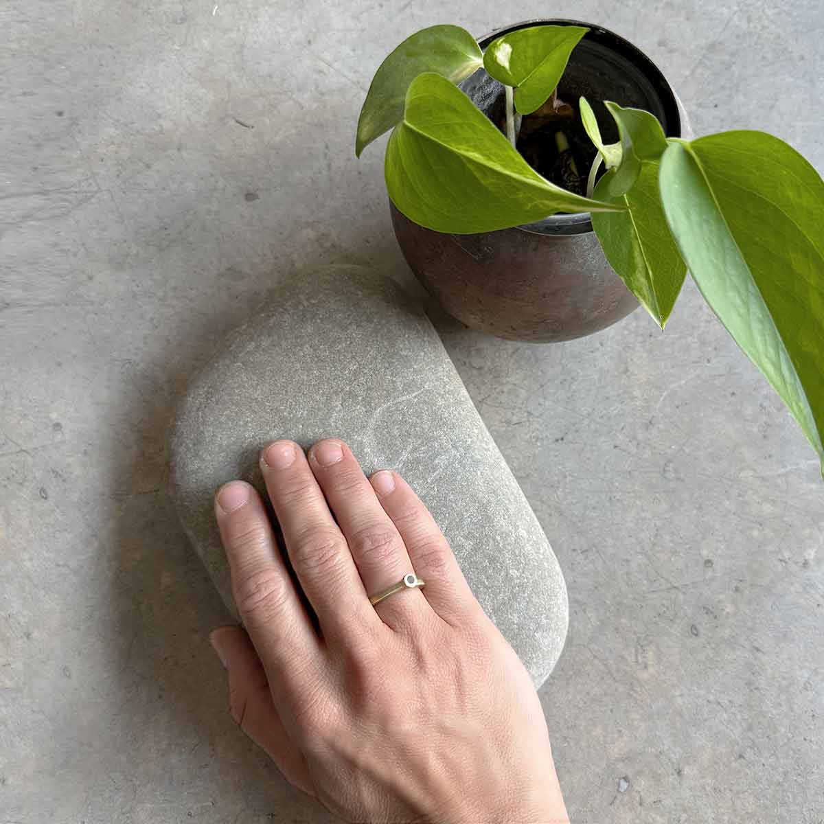 IKU ring with black polymer / טבעת איקו בשילוב פולימר שחור - studio oh design