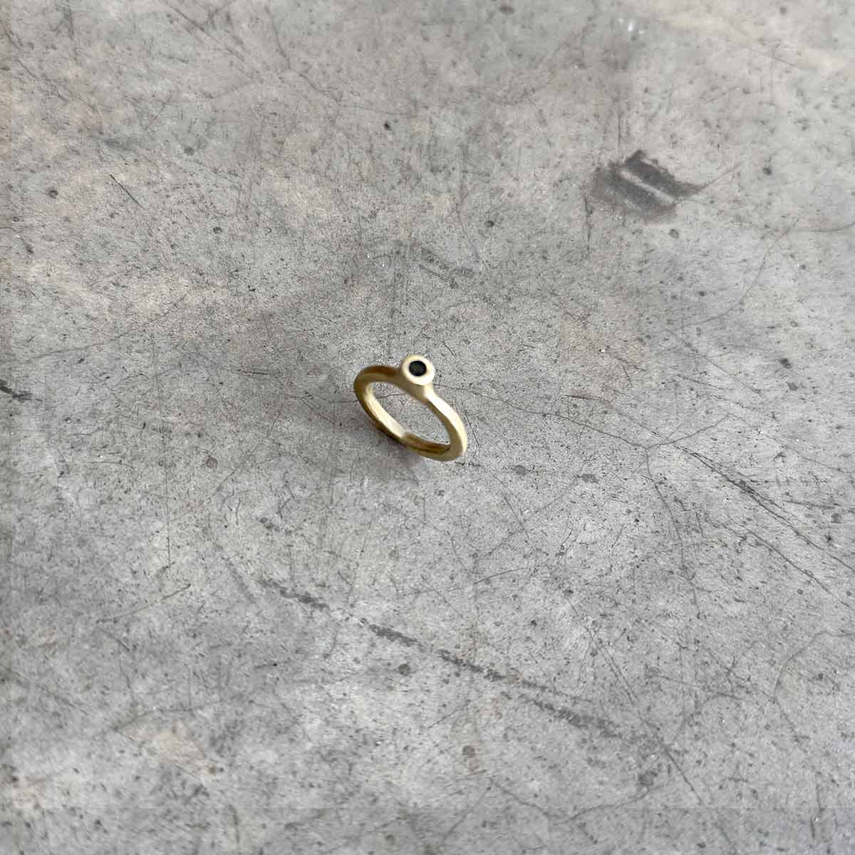 IKU ring with black polymer / טבעת איקו בשילוב פולימר שחור - studio oh design