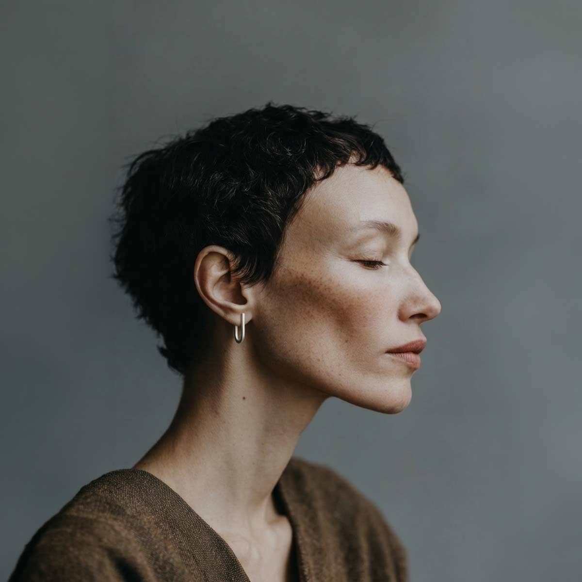 middle size narrow J earrings / צרים אורך ביניים J עגילי - studio oh design