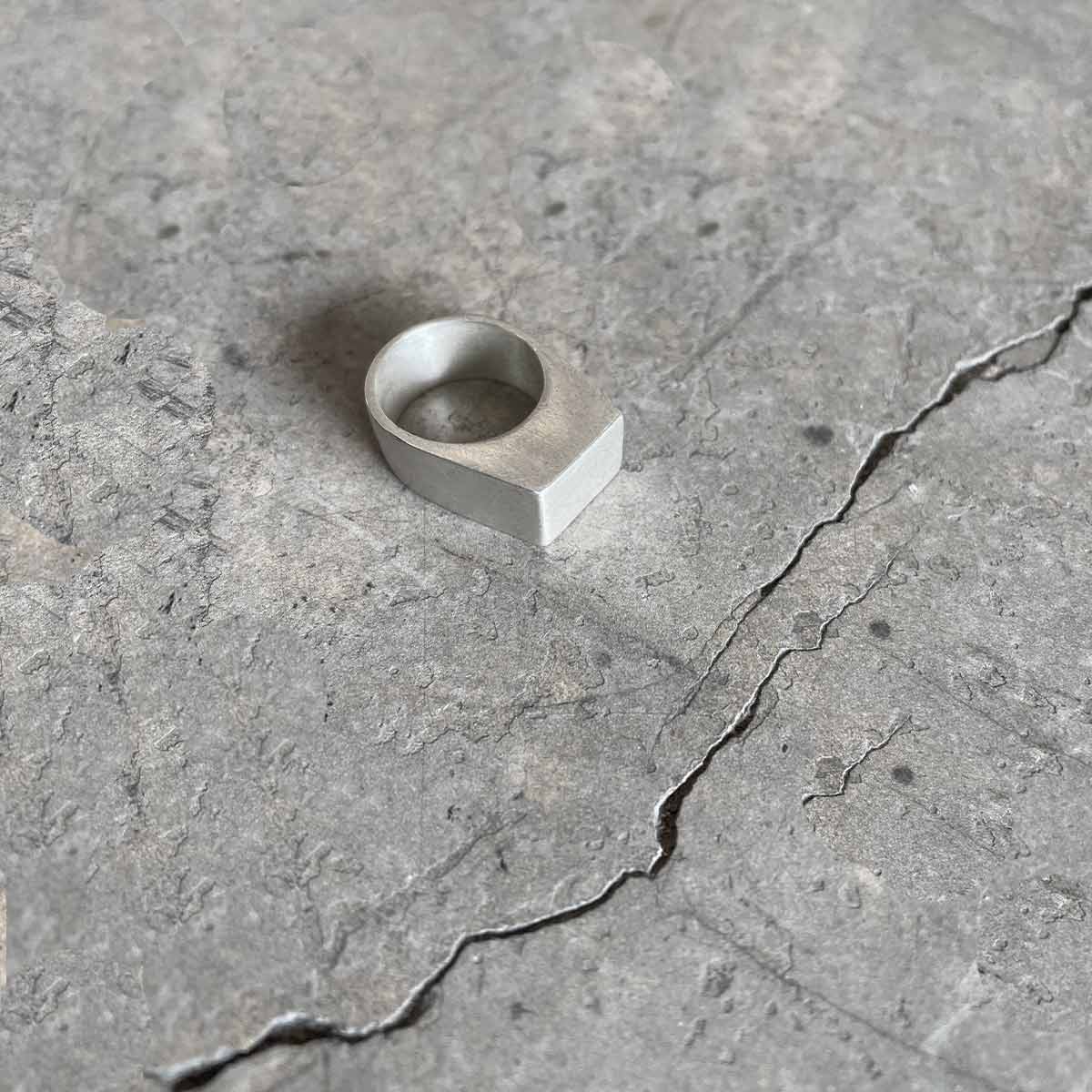 PINKY SEAL RING / טבעת חותם לזרת - studio oh design