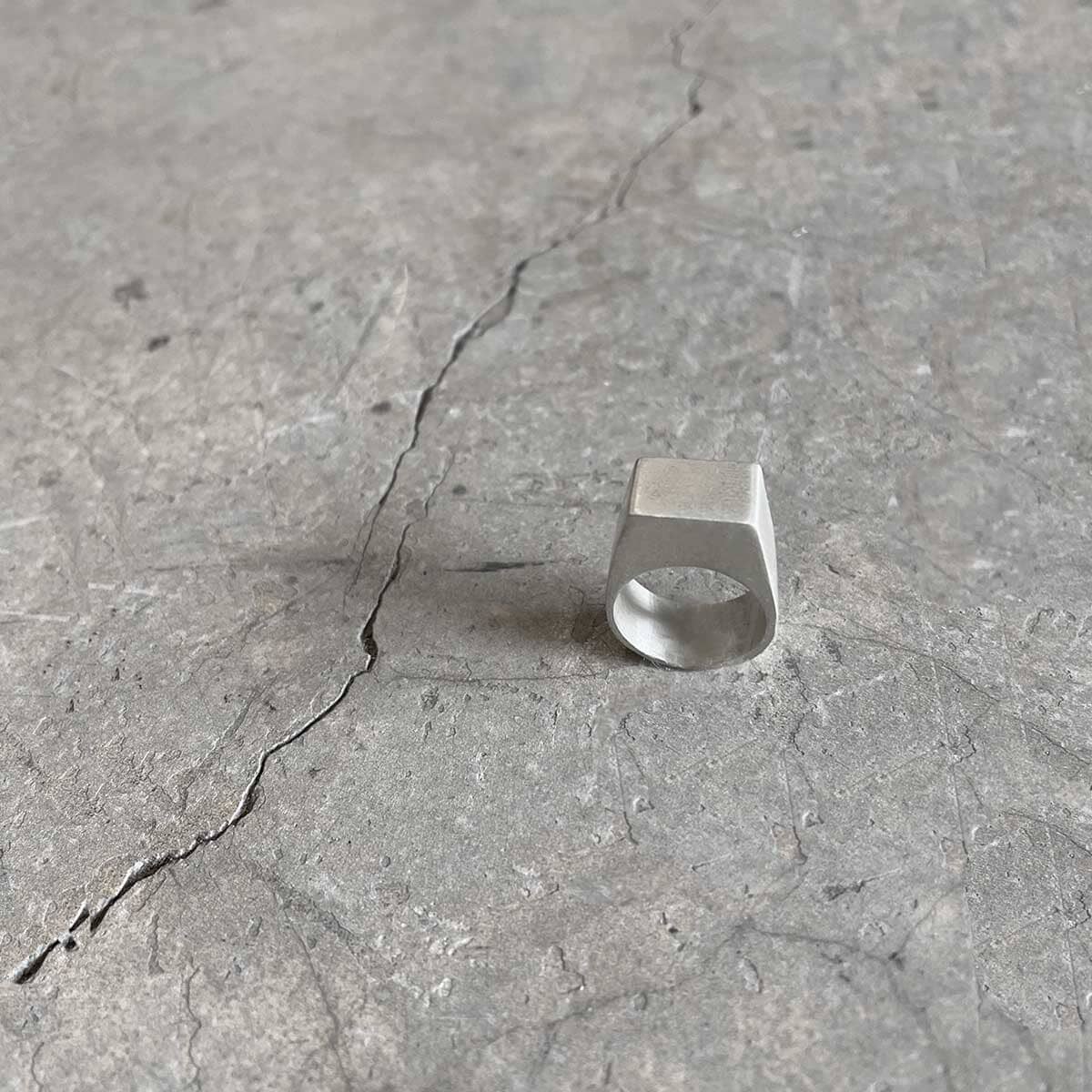 PINKY SEAL RING / טבעת חותם לזרת - studio oh design