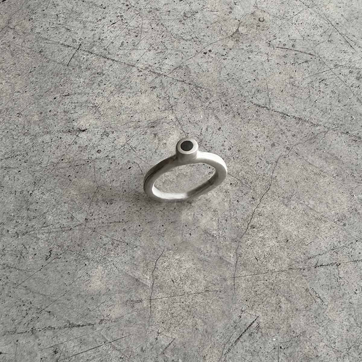 IKU ring with black polymer / טבעת איקו בשילוב פולימר שחור - studio oh design