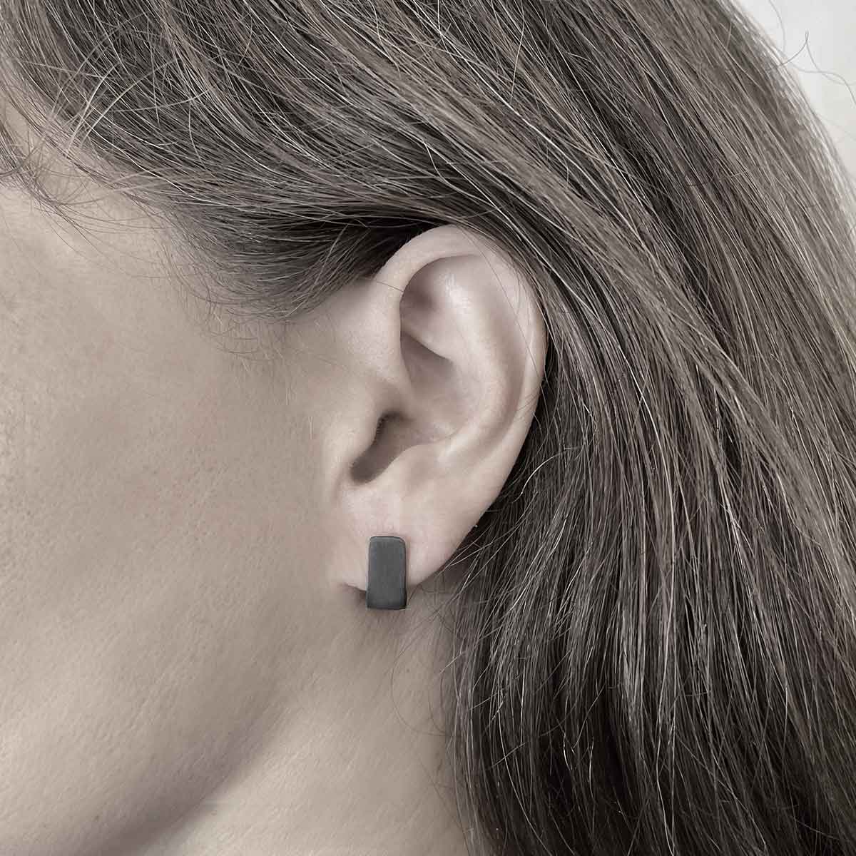 small wide J earrings / רחבים קטנים J עגילי - studio oh design