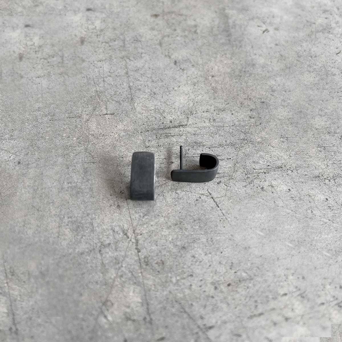 small wide J earrings / רחבים קטנים J עגילי - studio oh design