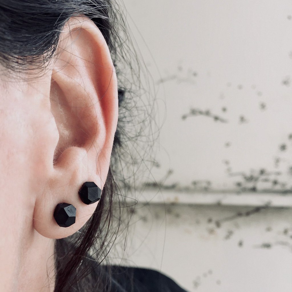 black polymer stud earrings / עגילי פולימר שחור - studio oh design