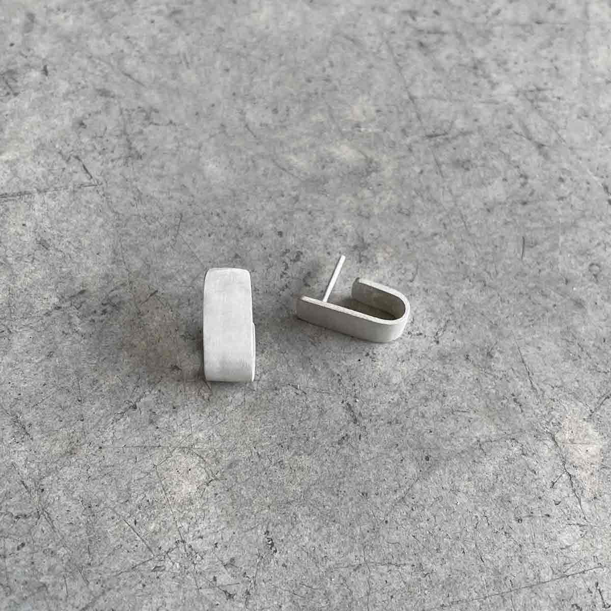 Medium wide J earrings / רחבים J עגילי - studio oh design