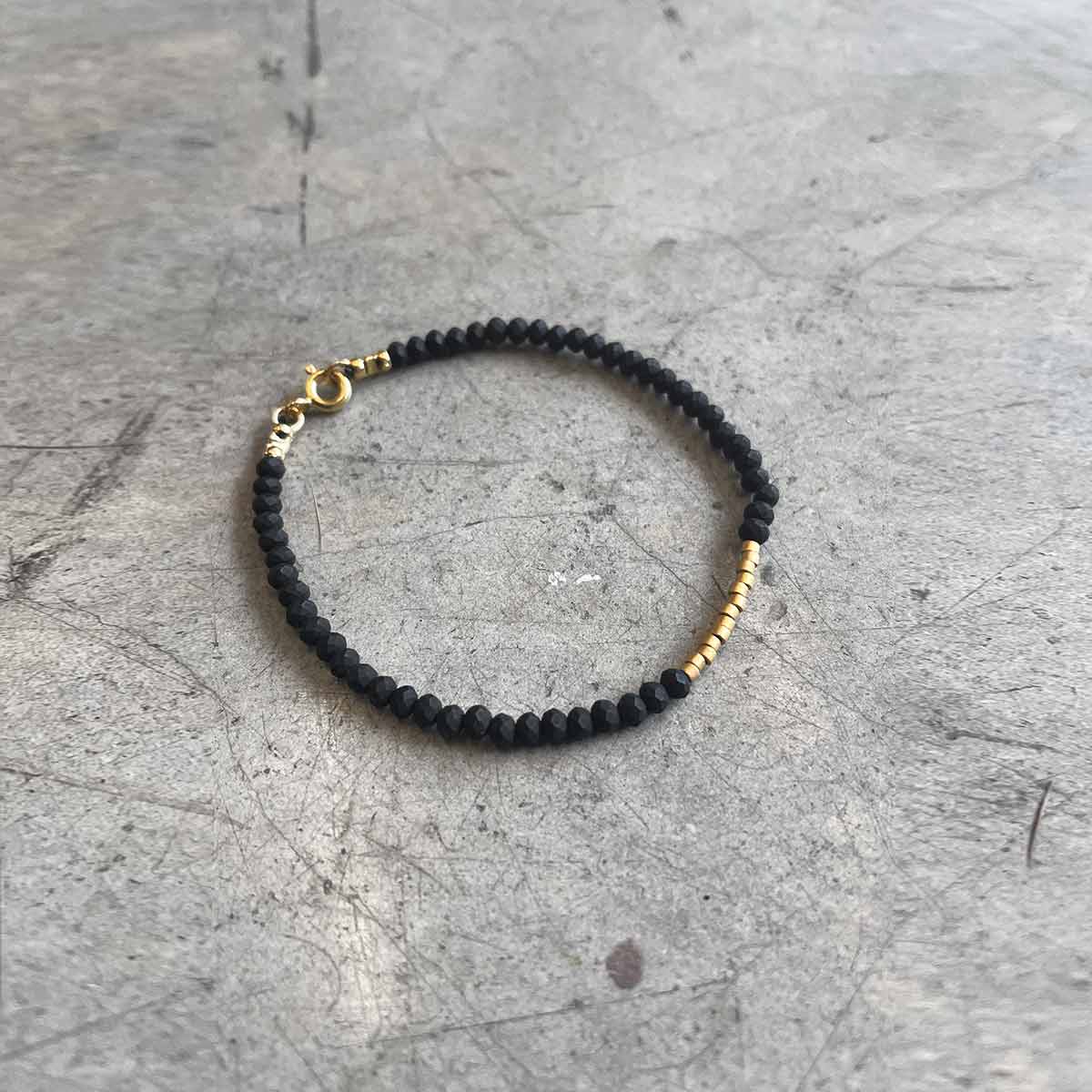 black crystal bracelet - צמיד קריסטלים שחור עם חרוזי זהב - studio oh design