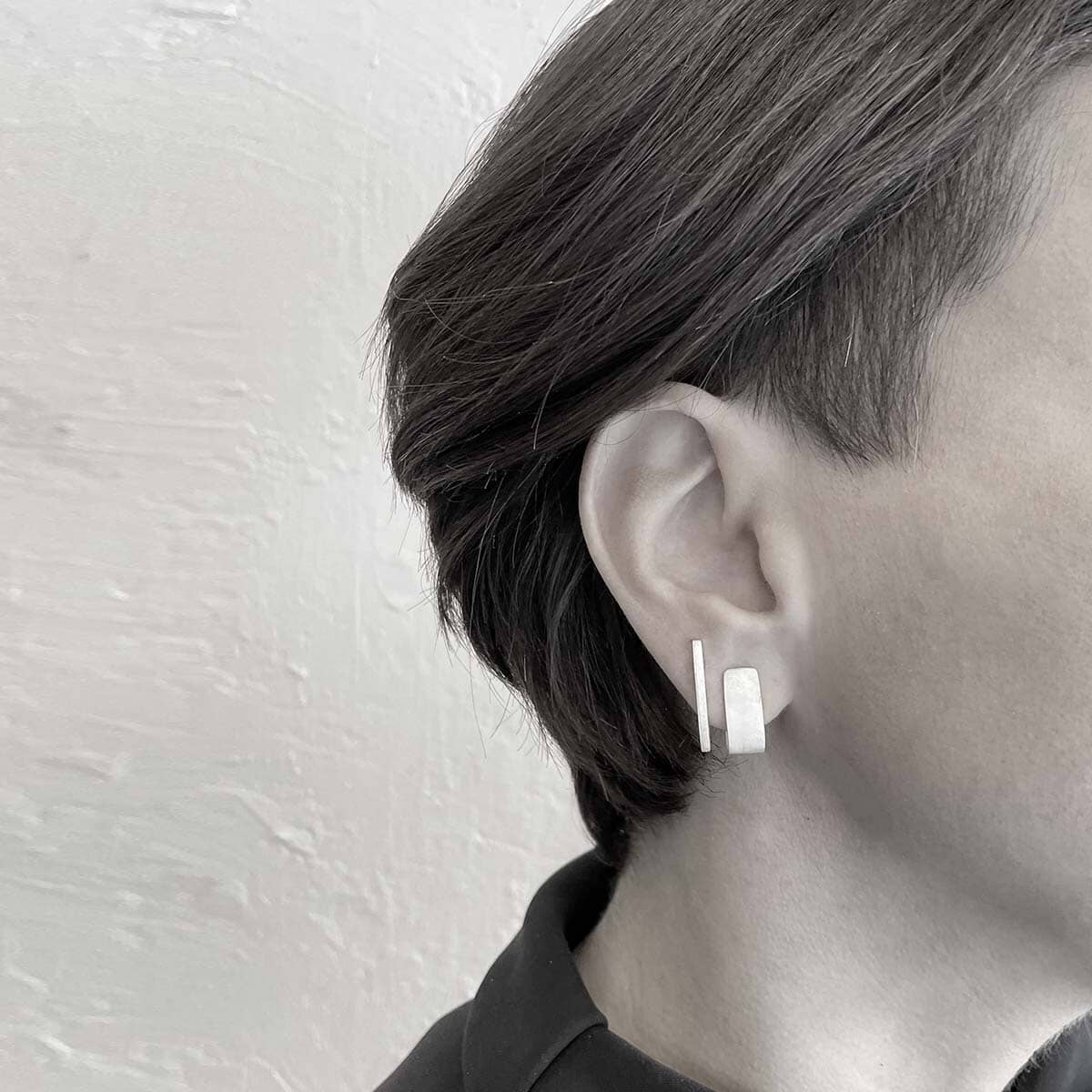middle size narrow J earrings / צרים אורך ביניים J עגילי - studio oh design