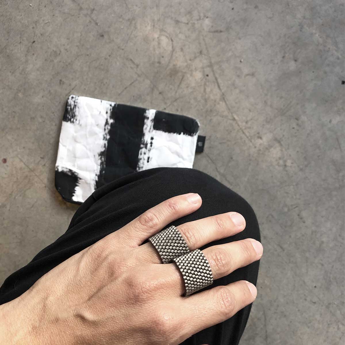 Silver beads ring / טבעת חרוזים סרוגה כסופה - studio oh design