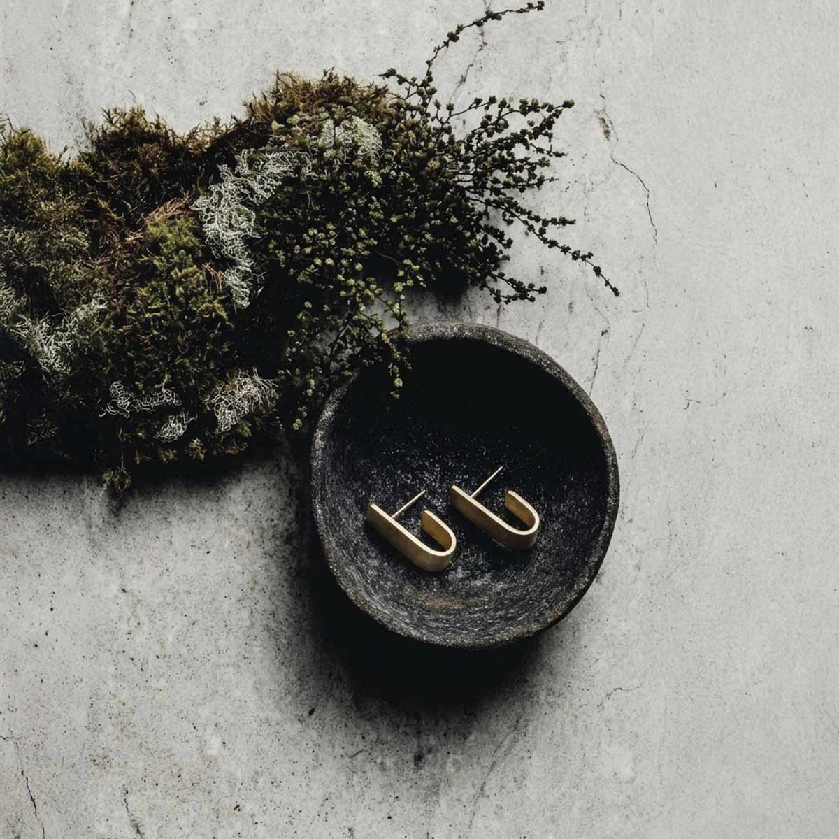 18K gold plated M wide J earrings / בציפוי זהב רחבים J עגילי