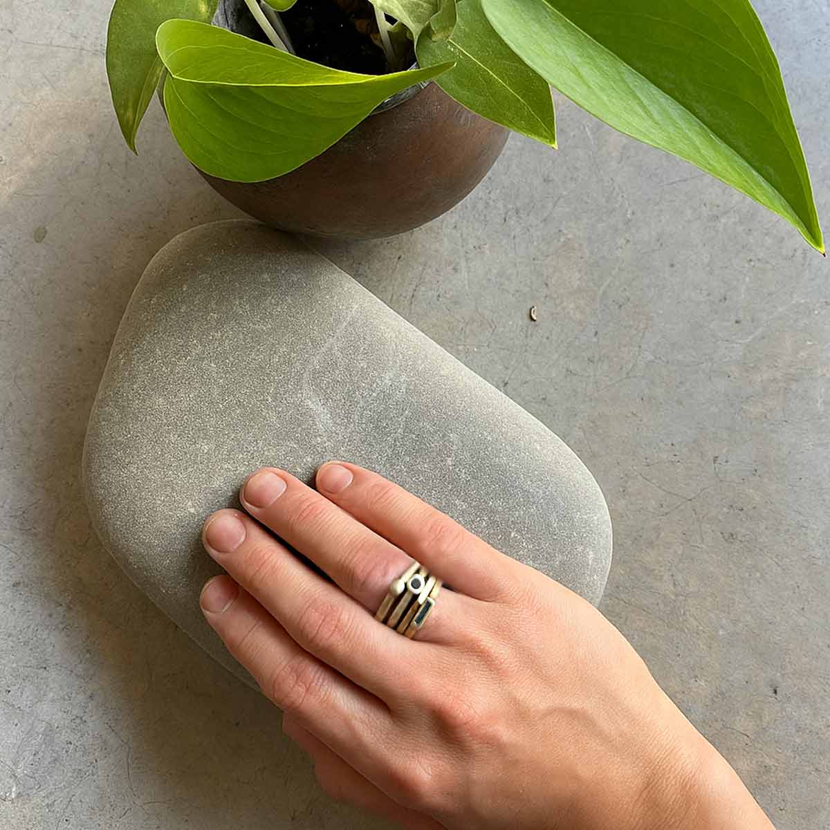 IKU ring with black polymer / טבעת איקו בשילוב פולימר שחור - studio oh design