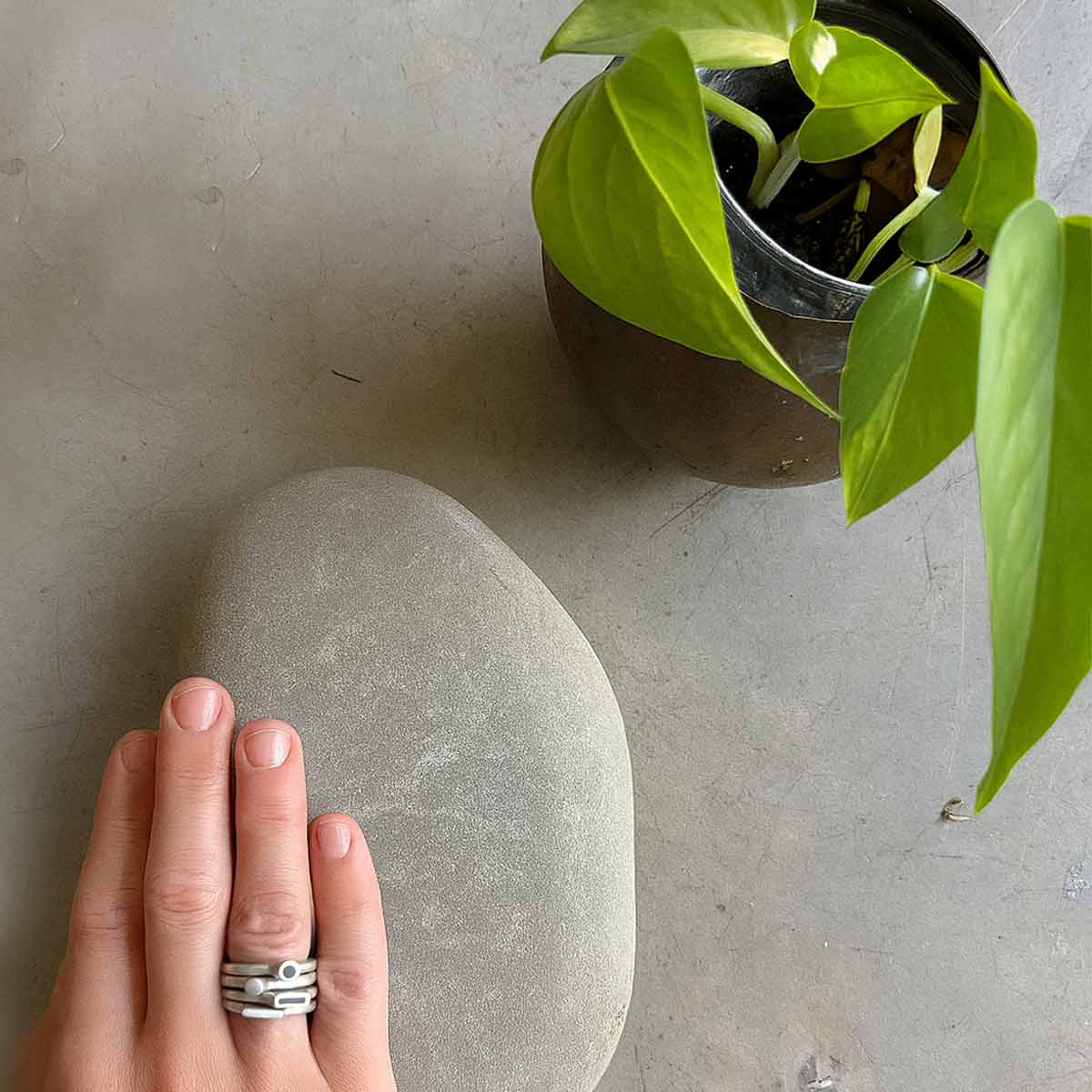 IKU ring with black polymer / טבעת איקו בשילוב פולימר שחור - studio oh design