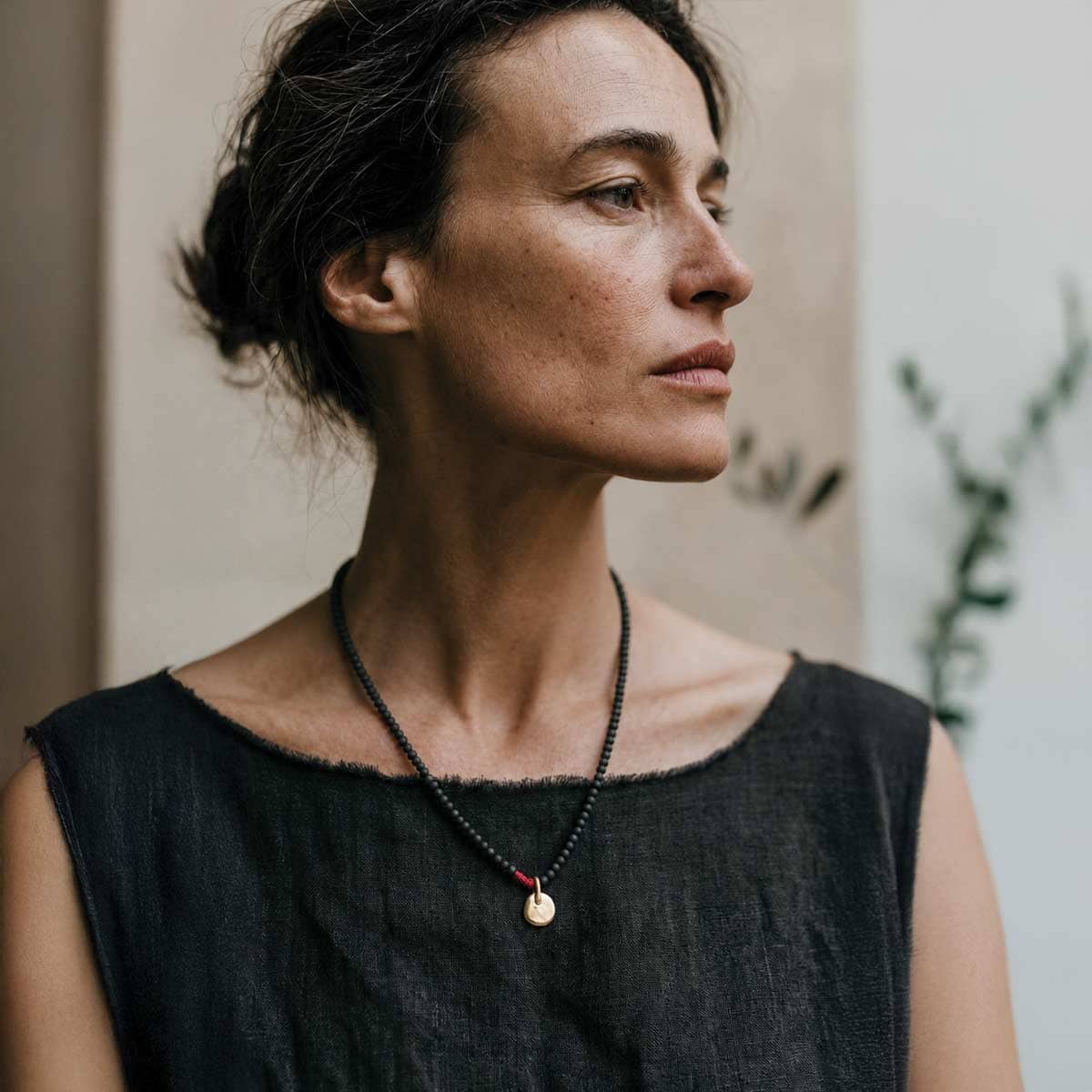 Crystal necklace with amorphous pendant / שרשרת קריסטלים עם תליון אמורפי - studio oh design