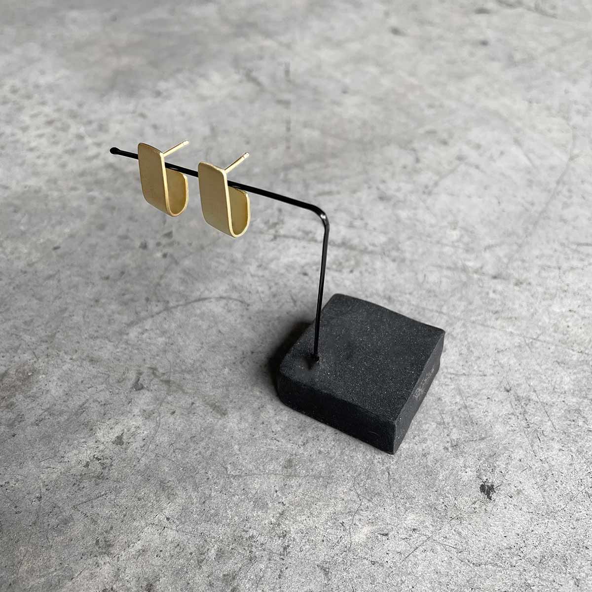 18K gold plated M wide J earrings / בציפוי זהב רחבים J עגילי - studio oh design