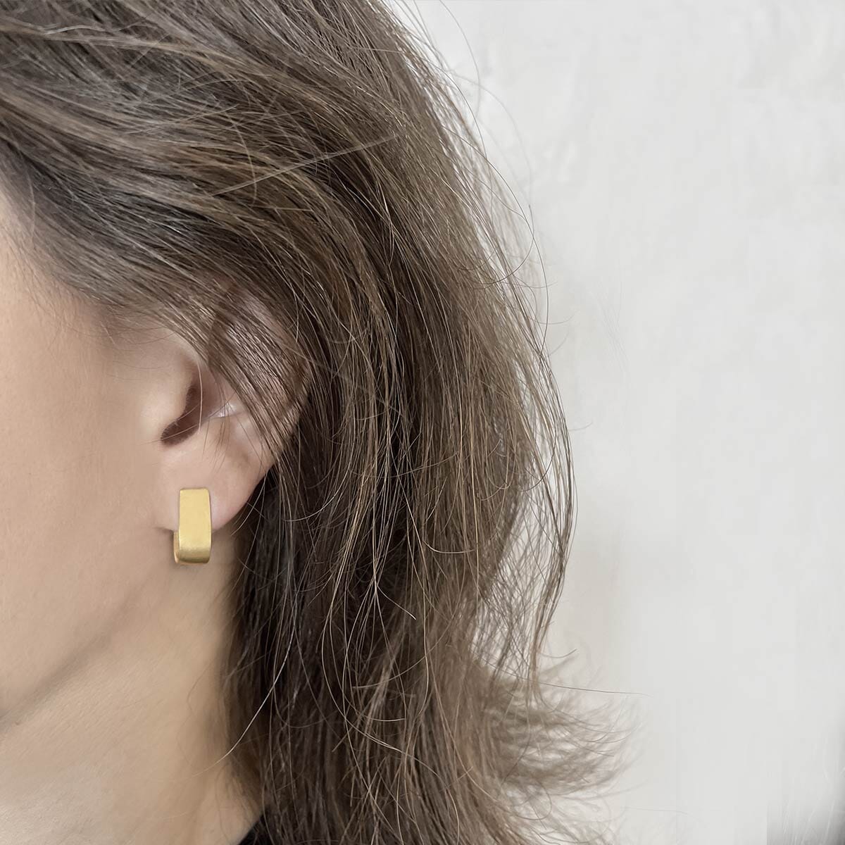 18K gold plated M wide J earrings / בציפוי זהב רחבים J עגילי - studio oh design