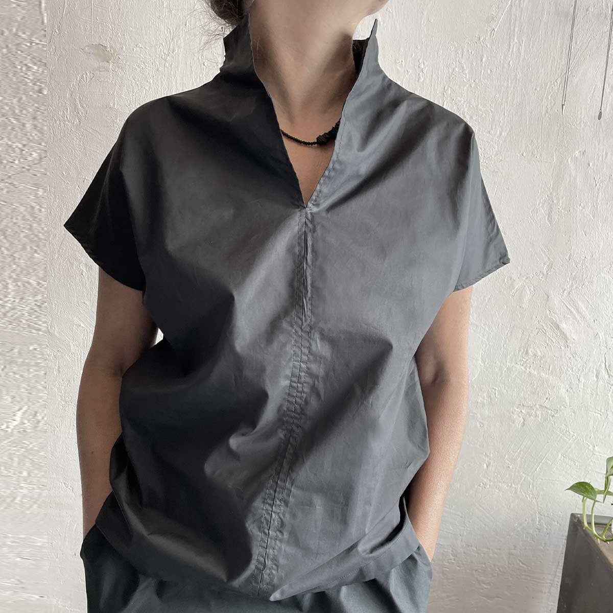 black Q TOP S /   חולצת קיו - שחורה קצרה - studio oh design