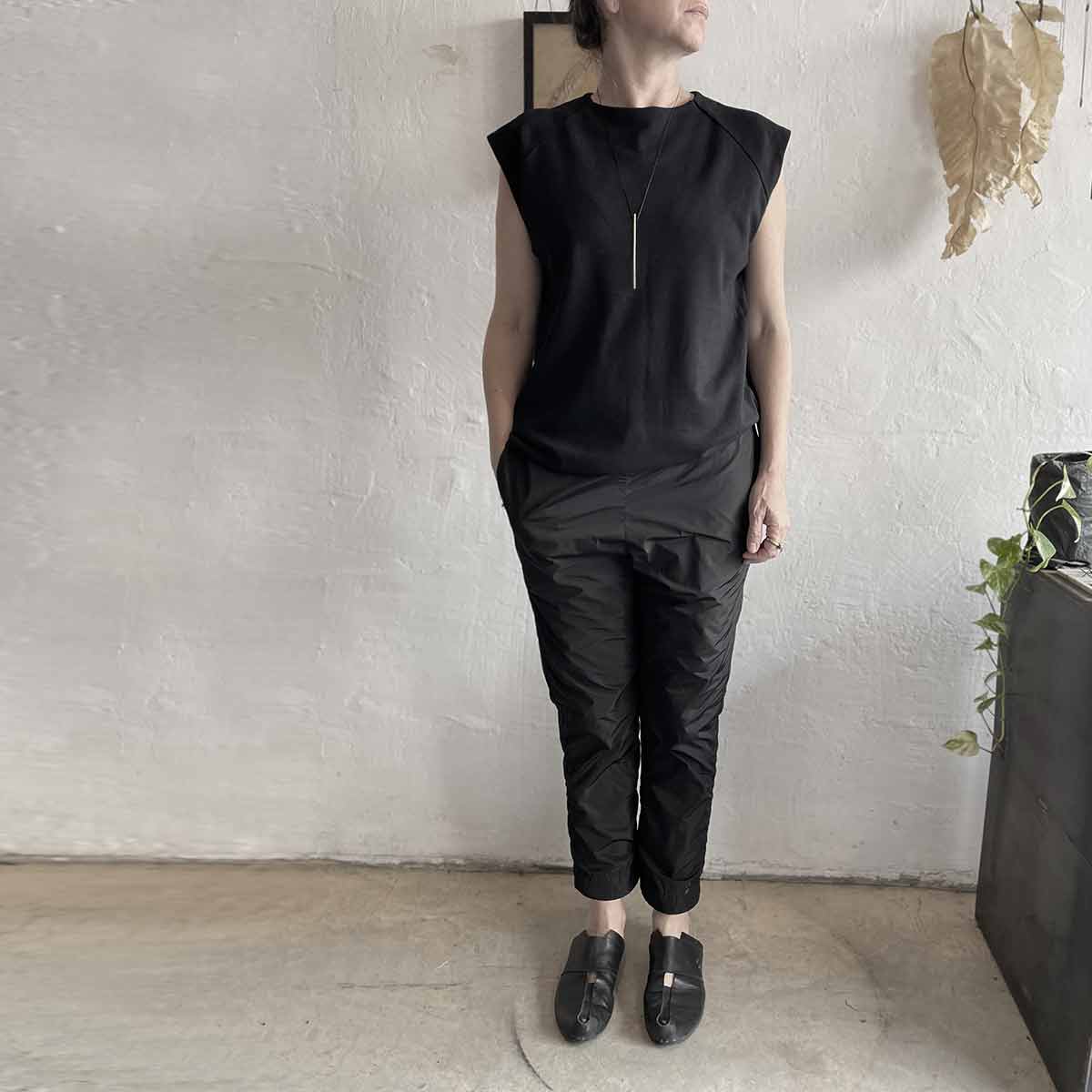 black Be top /  חולצת בי שחורה - studio oh design