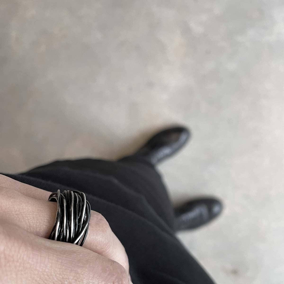 black coil ring / טבעת סליל שחורה - studio oh design