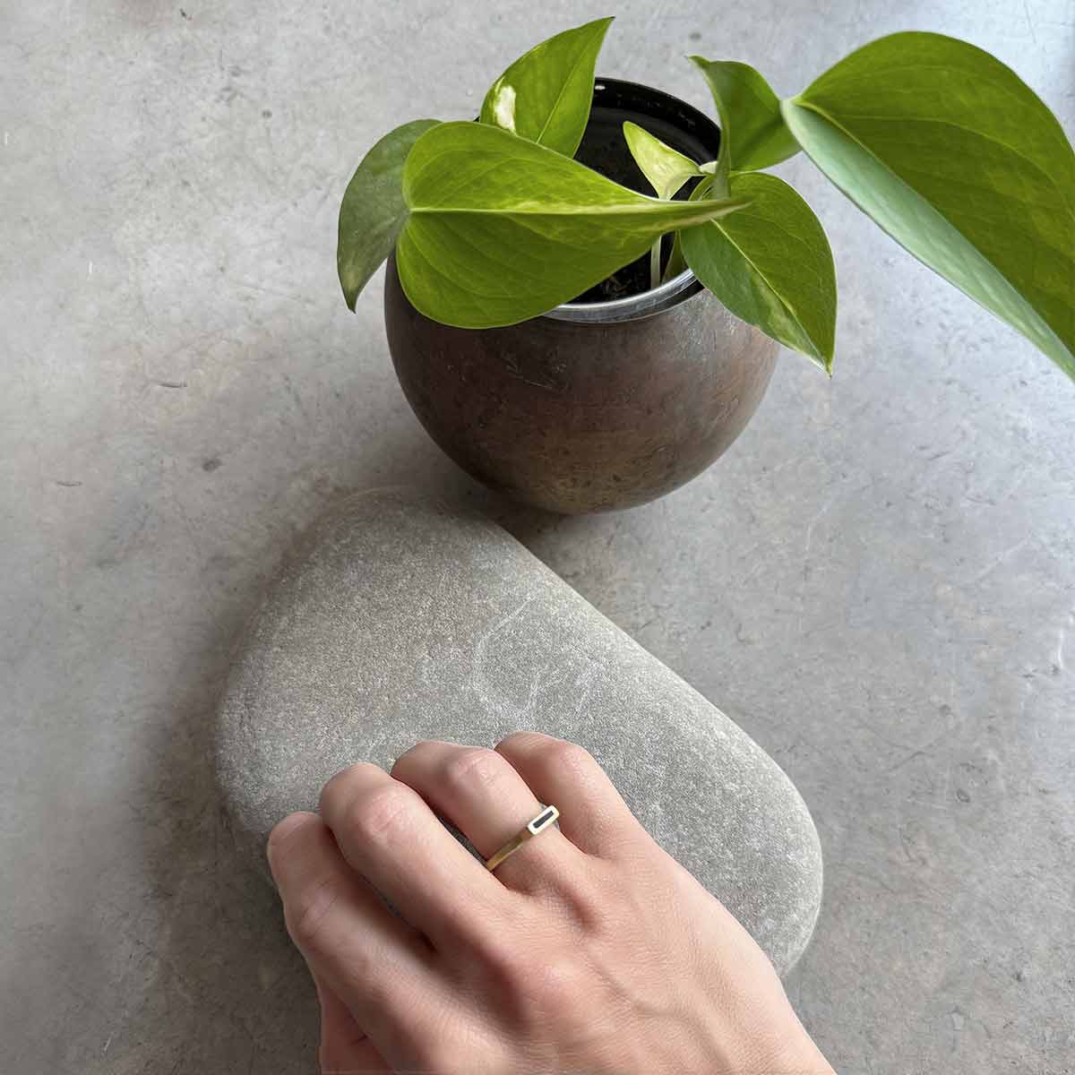 nako ring with black polymer / טבעת נאקו בשילוב פולימר שחור - studio oh design