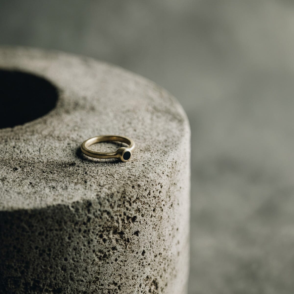 IKU ring with black polymer / טבעת איקו בשילוב פולימר שחור - studio oh design