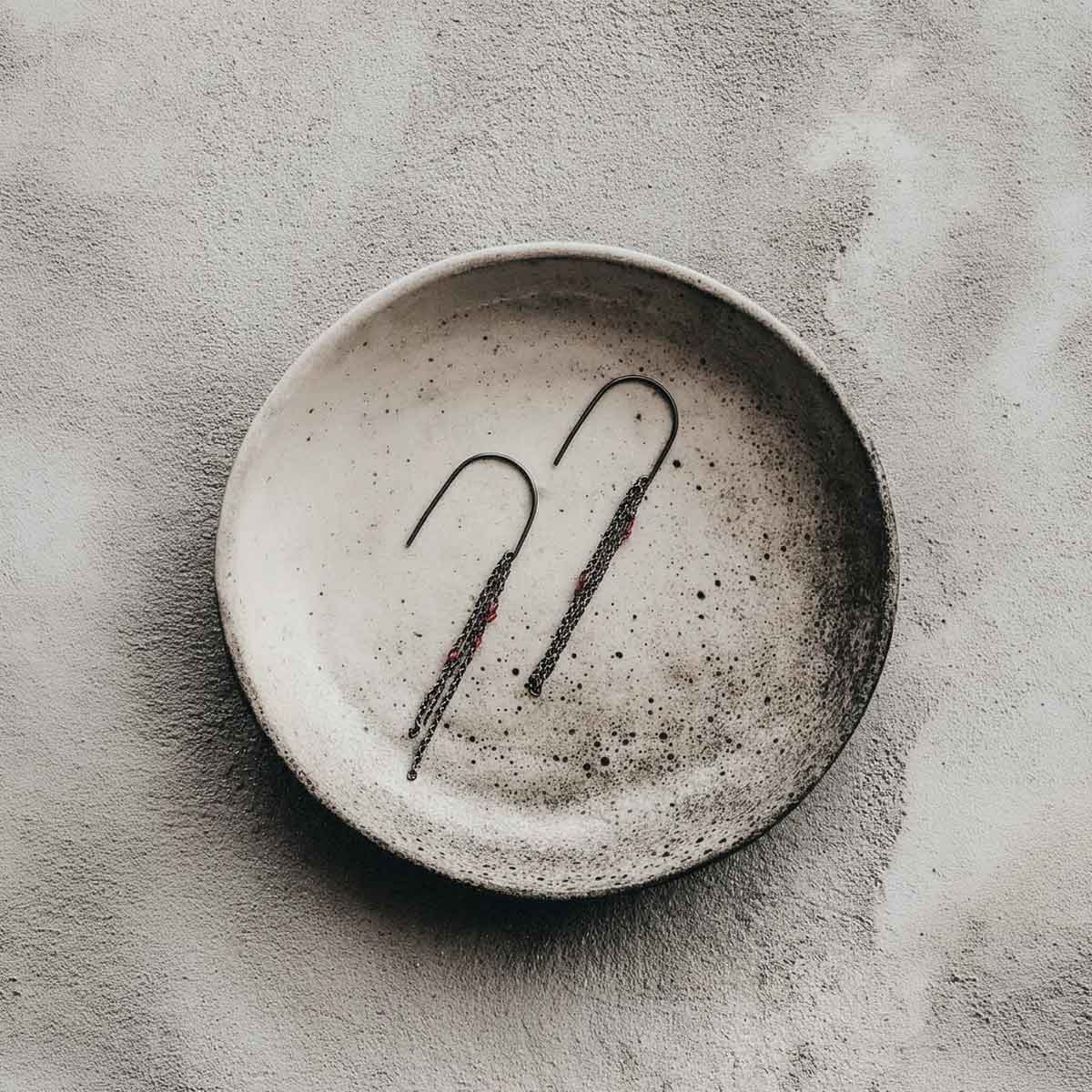 chain earrings / עגילי שרשרת עם חוט אדום - studio oh design