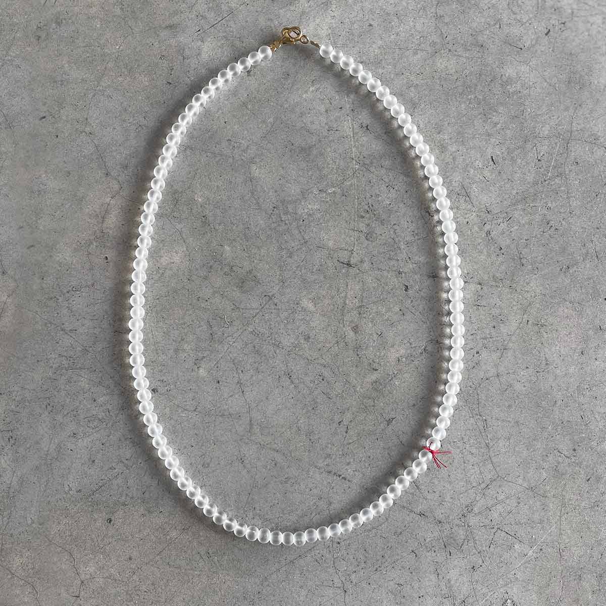 short Transparent crystal necklace with red thread / שרשרת קריסטלים בהירה בשילוב חוט אדום - studio oh design