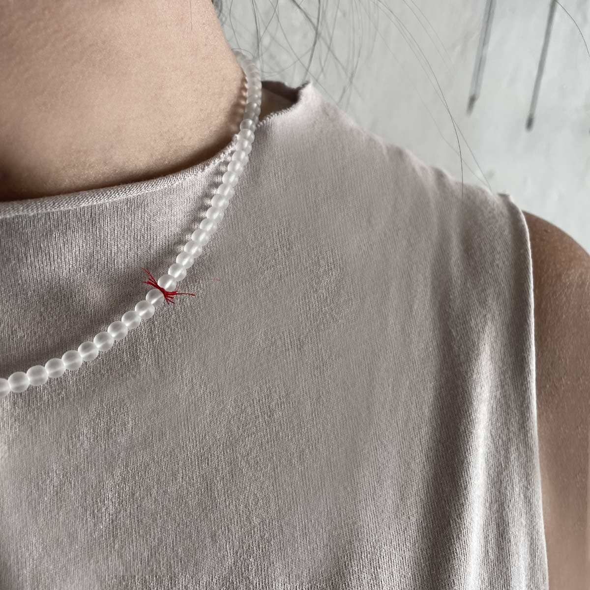 short Transparent crystal necklace with red thread / שרשרת קריסטלים בהירה בשילוב חוט אדום - studio oh design