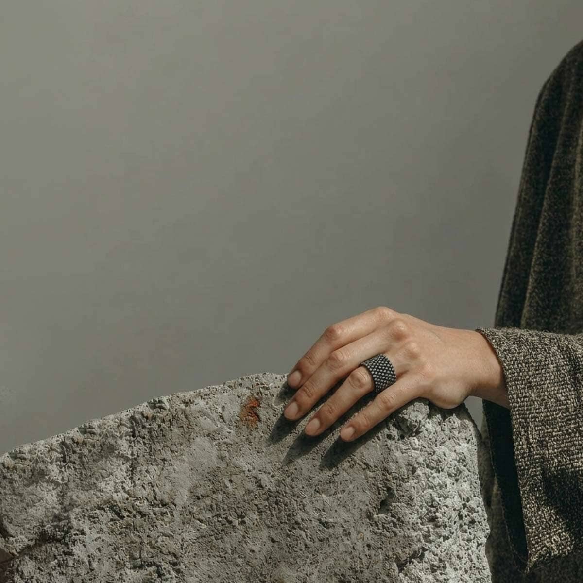 green/blue beads ring / טבעת חרוזים סרוגה ירוק/כחול - studio oh design