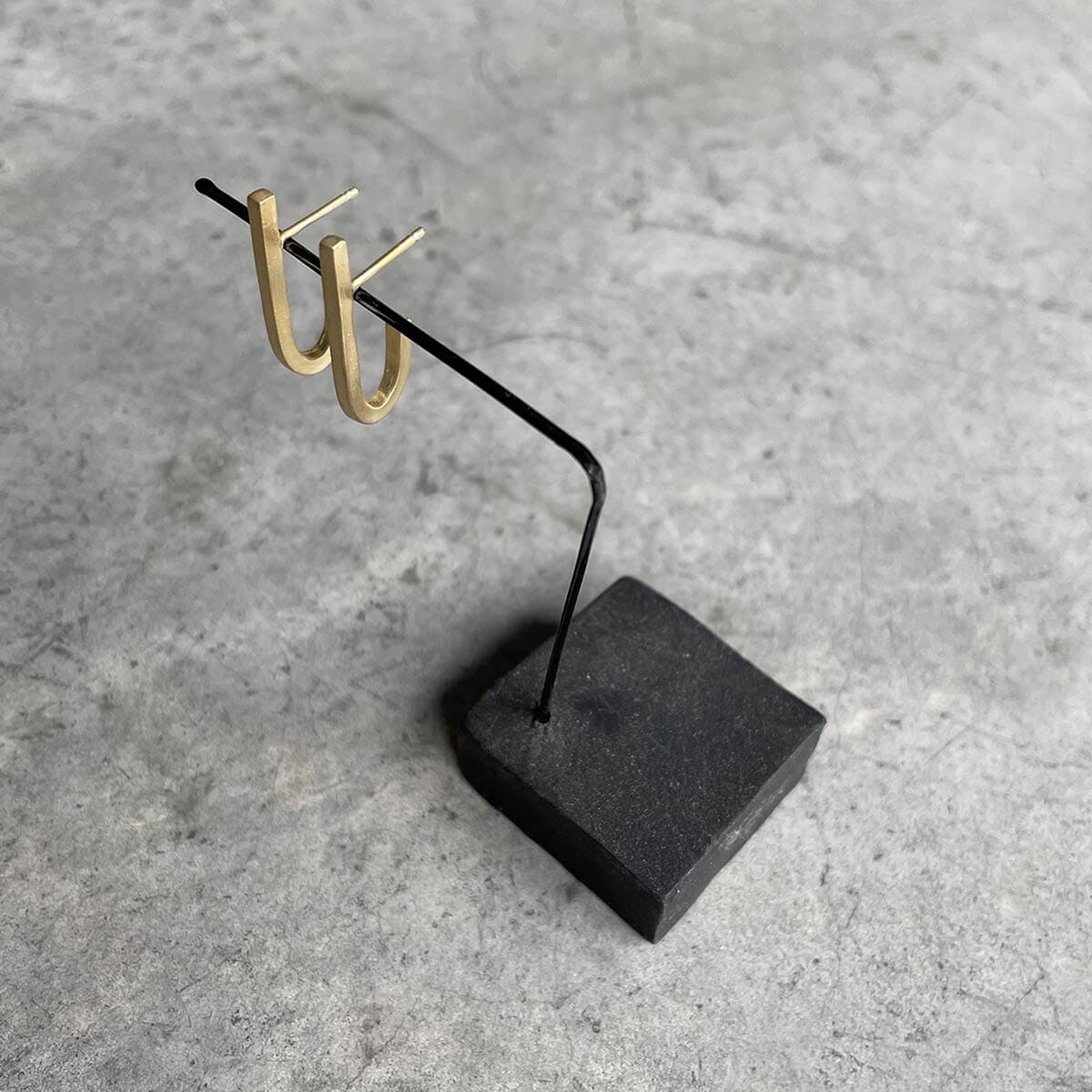 18K GOLD PLATED narrow J earrings / צרים אורך ביניים בציפויי זהב J עגילי - studio oh design