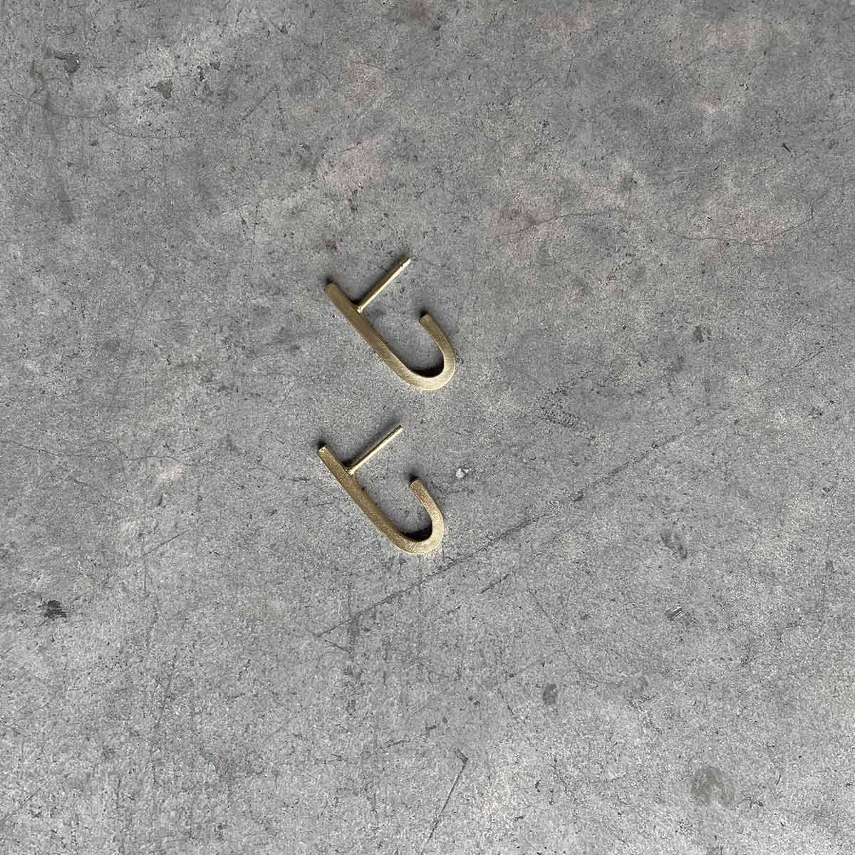 18K GOLD PLATED narrow J earrings / צרים אורך ביניים בציפויי זהב J עגילי - studio oh design