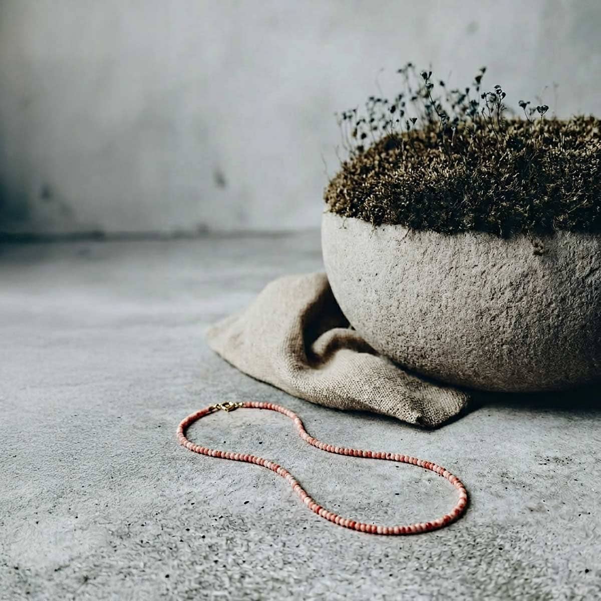 deep pink coral necklace / שרשרת חרוזי קורל ורוד חרוז קטן - studio oh design