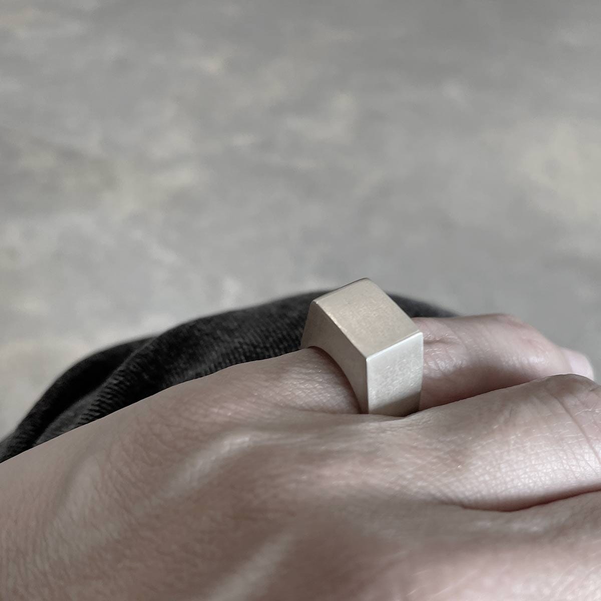PINKY SEAL RING / טבעת חותם לזרת - studio oh design