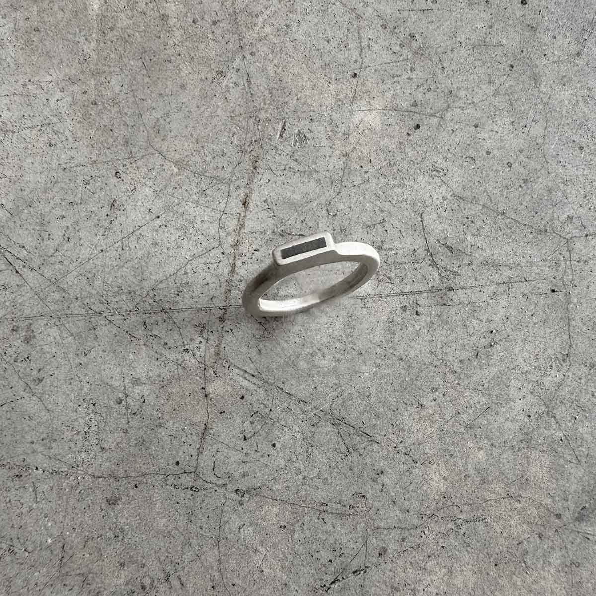 nako ring with black polymer / טבעת נאקו בשילוב פולימר שחור - studio oh design