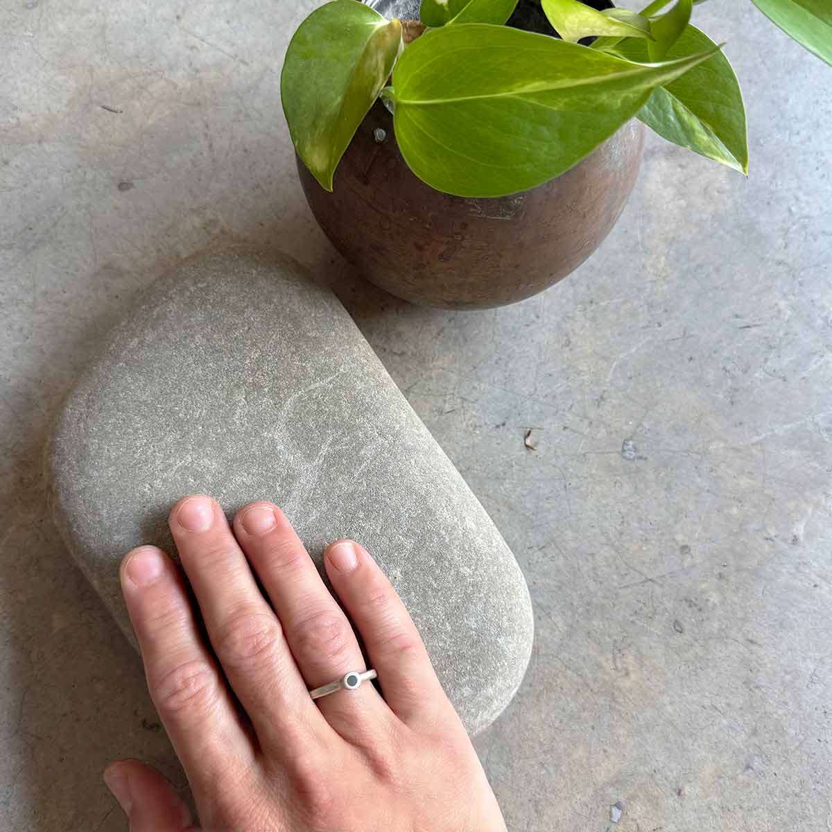 IKU ring with black polymer / טבעת איקו בשילוב פולימר שחור - studio oh design