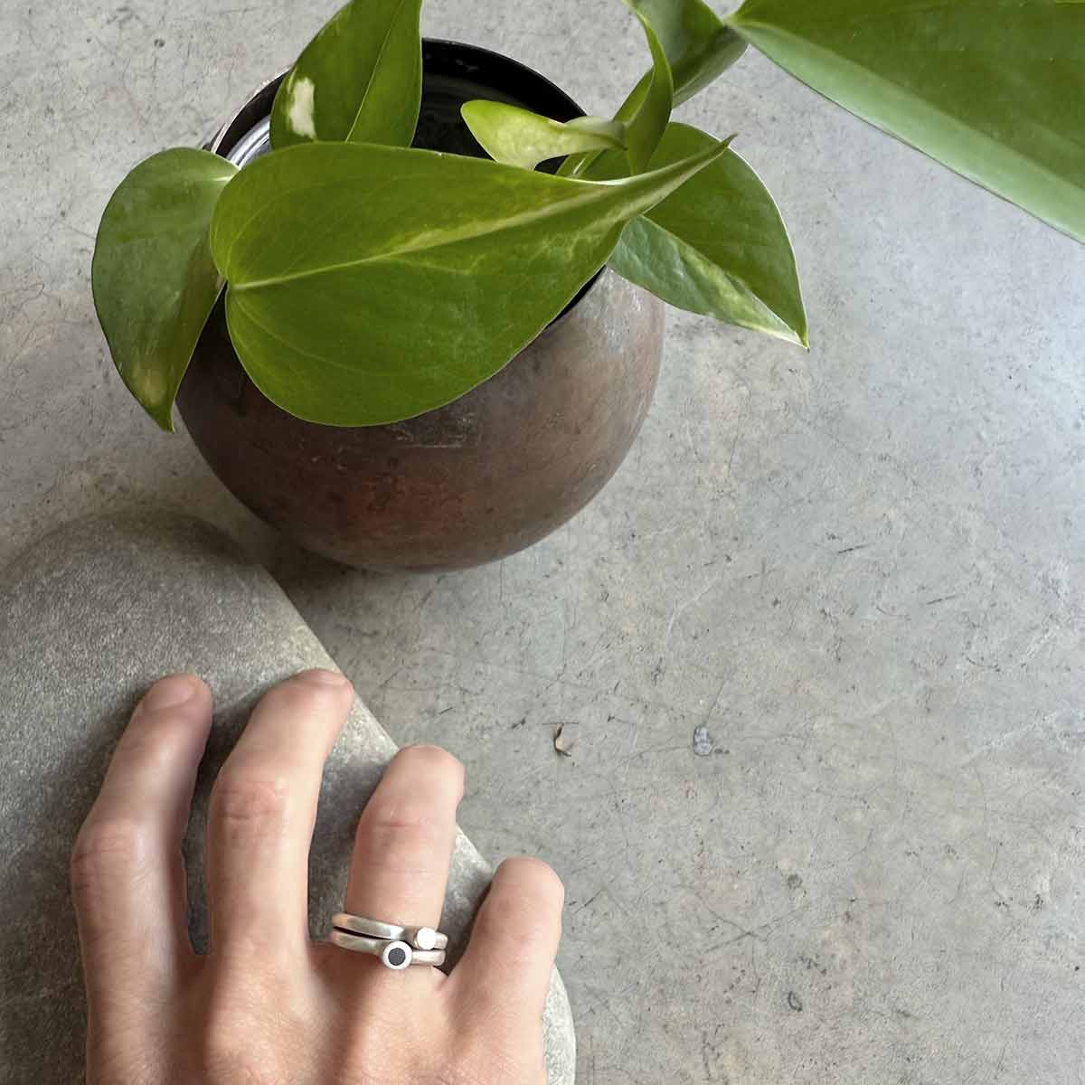 IKU ring with black polymer / טבעת איקו בשילוב פולימר שחור - studio oh design