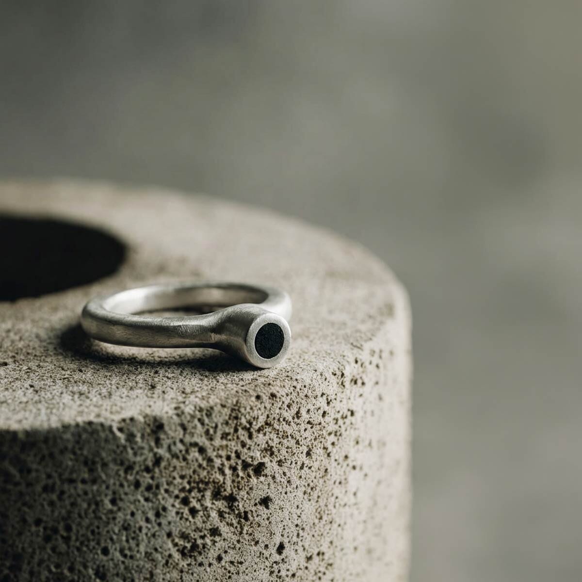 IKU ring with black polymer / טבעת איקו בשילוב פולימר שחור - studio oh design