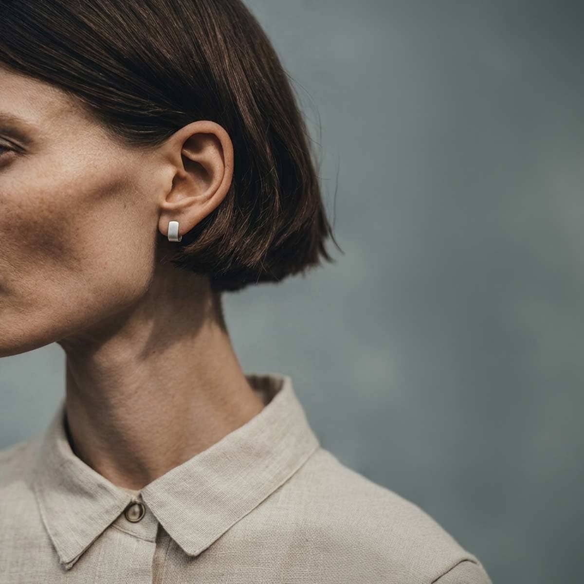 small wide J earrings / רחבים קטנים J עגילי - studio oh design