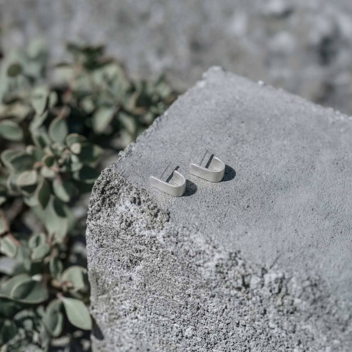 small wide J earrings / רחבים קטנים J עגילי - studio oh design