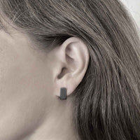 small wide J earrings /  רחבים קטנים J עגילי - studio oh design