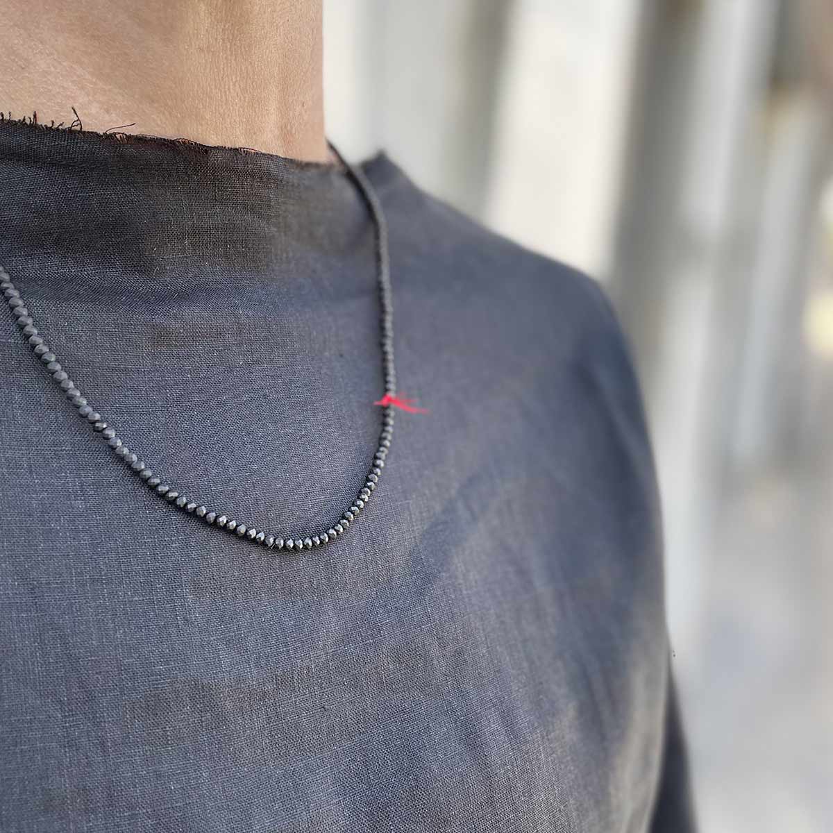 short crystal necklace with red thread / שרשרת קריסטלים קצרה בשילוב חוט אדום - studio oh design