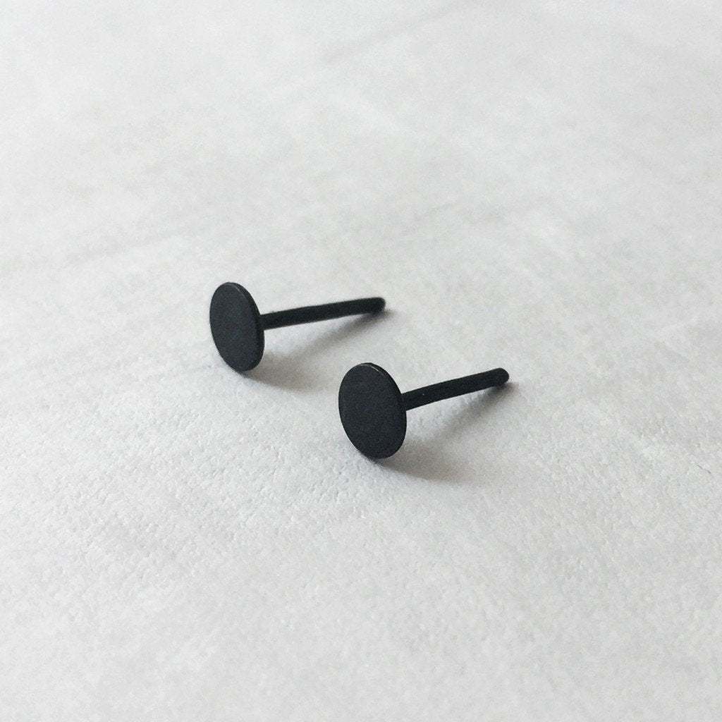 4mm Flat Stud Earrings / unisex /  עגילי עיגול 4 מ"מ - כסף מושחר - studio oh design