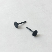 4mm Flat Stud Earrings / unisex /  עגילי עיגול 4 מ"מ - כסף מושחר - studio oh design