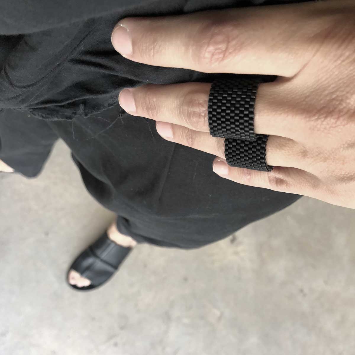 black beads ring / טבעת חרוזים סרוגה שחורה - studio oh design