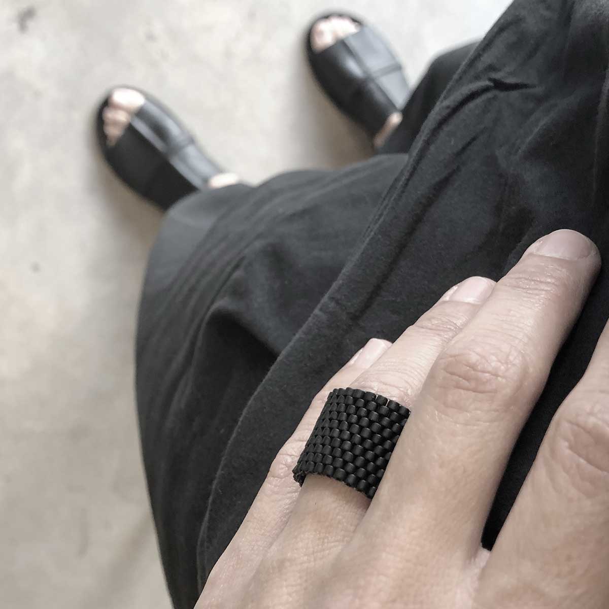 black beads ring / טבעת חרוזים סרוגה שחורה - studio oh design