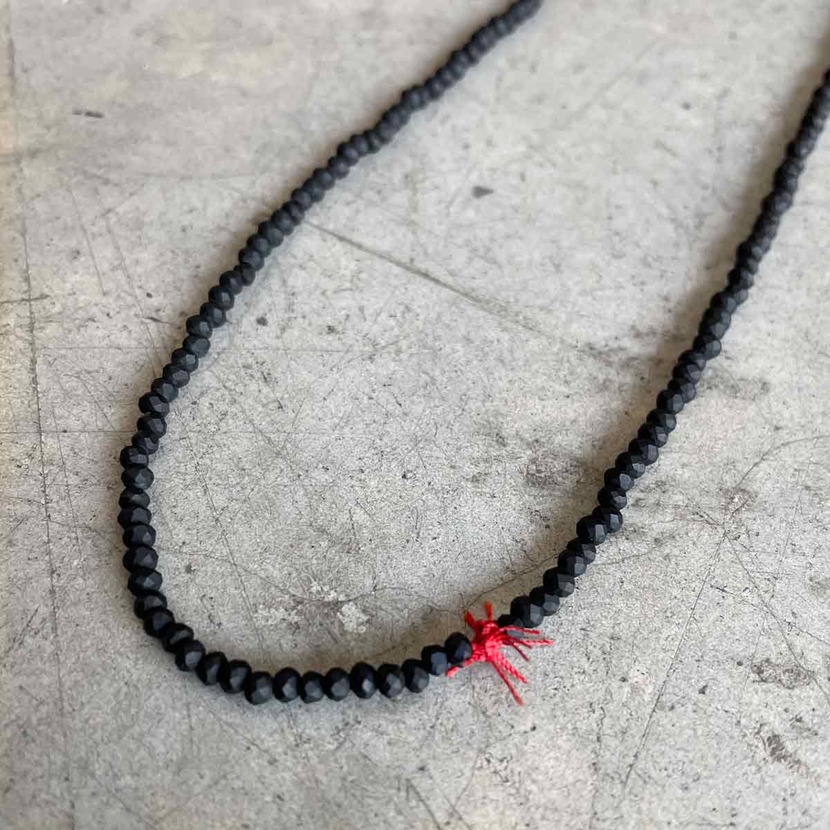short crystal necklace with red thread / שרשרת קריסטלים קצרה בשילוב חוט אדום - studio oh design
