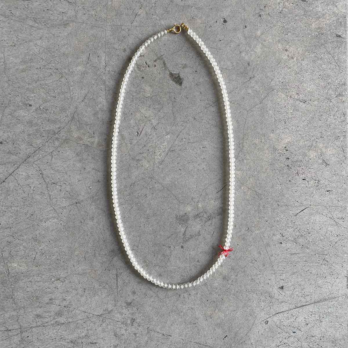 short Transparent crystal necklace with red thread / שרשרת קריסטלים בהירה בשילוב חוט אדום - studio oh design