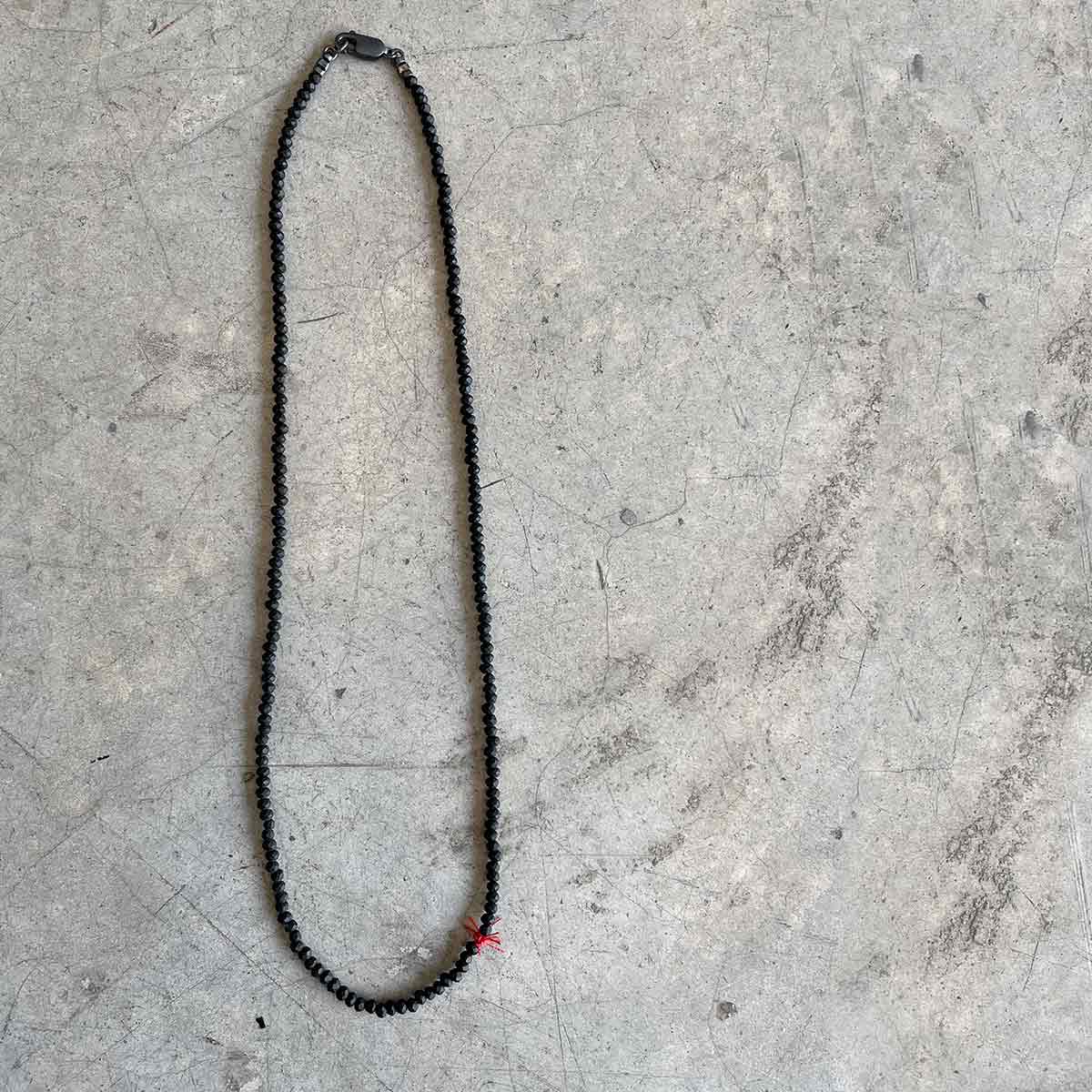 short crystal necklace with red thread / שרשרת קריסטלים קצרה בשילוב חוט אדום - studio oh design