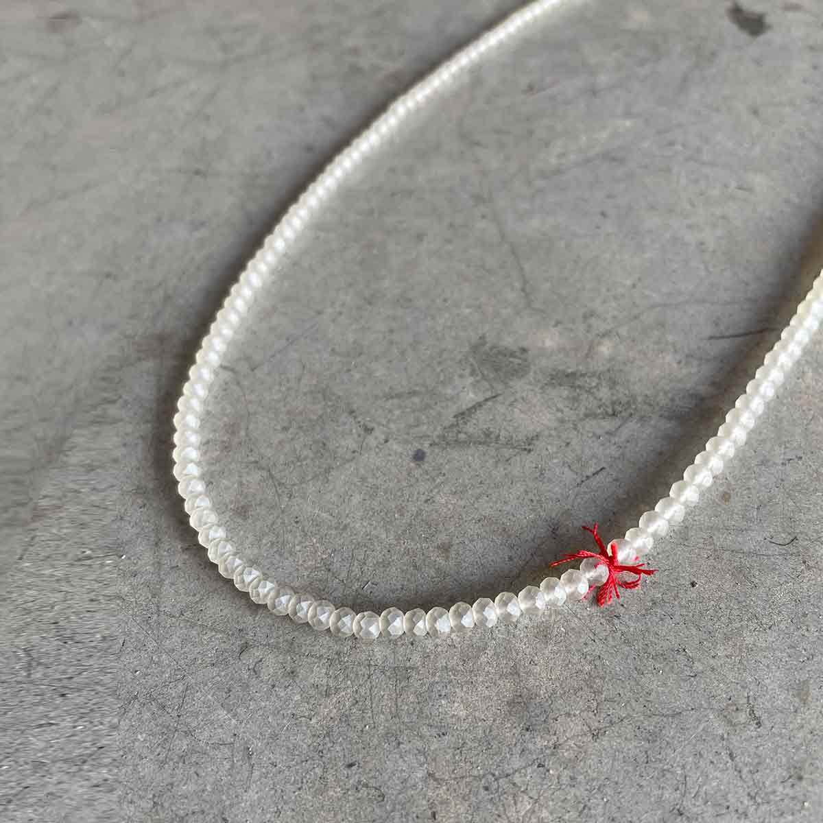 short Transparent crystal necklace with red thread / שרשרת קריסטלים בהירה בשילוב חוט אדום - studio oh design