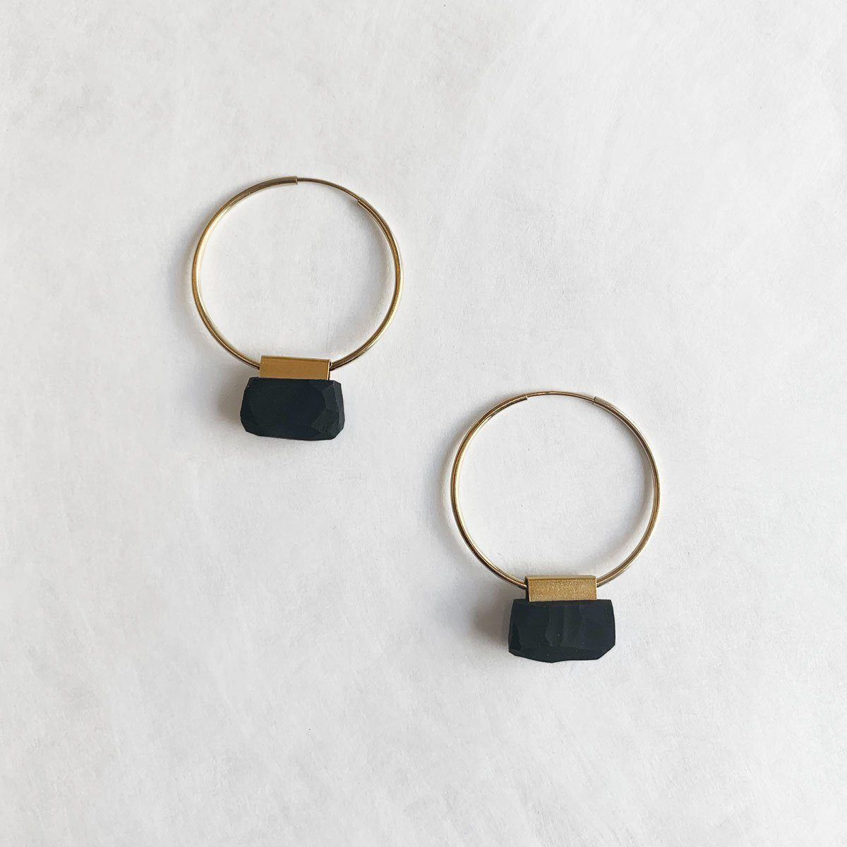 עגילי ג'יפסי עם פנדנט לבן - studio oh design